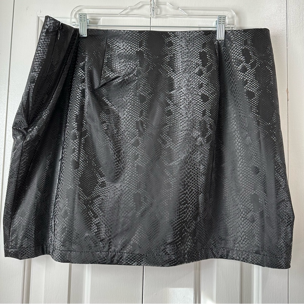 Juicy by Juicy Couture Black Snakeskin Stretch Mini Skirt 2X - Picture 3 of 10